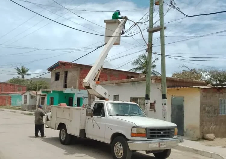 Alcaldía Ilumina La Salina de Pampatar y Calle Julio Beaufond con el Plan «Maneiro es Luz»