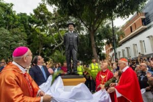Alcaldía de Baruta develó imagen de San José Gregorio Hernández junto a más de mil devotos