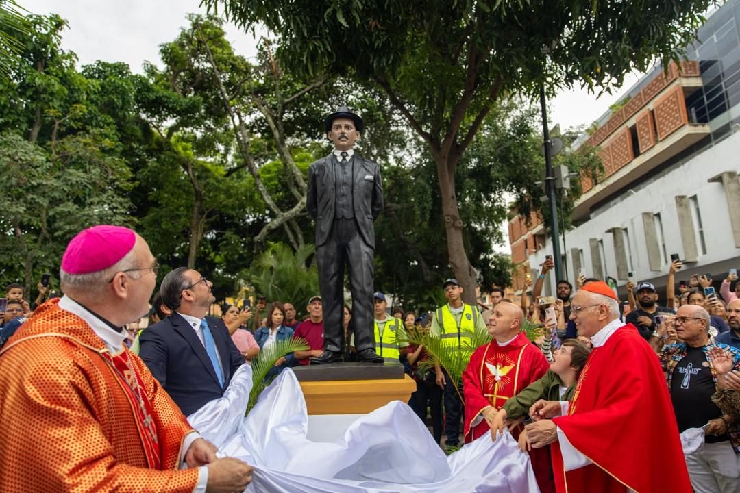 Alcaldía de Baruta develó imagen de San José Gregorio Hernández junto a más de mil devotos