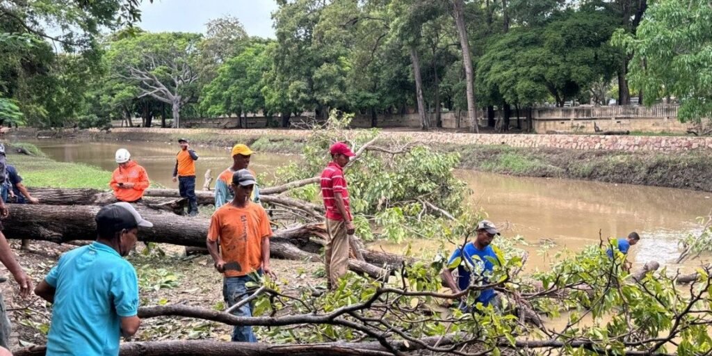 Autoridades del estado Sucre atienden emergencia climática provocada por onda tropical