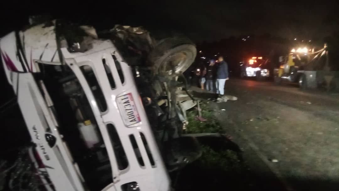 Dos mujeres mueren y 21 personas resultan lesionadas al volcar autobús en la ARC
