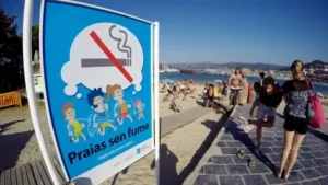 Francia prohíbe fumar en playas y parques