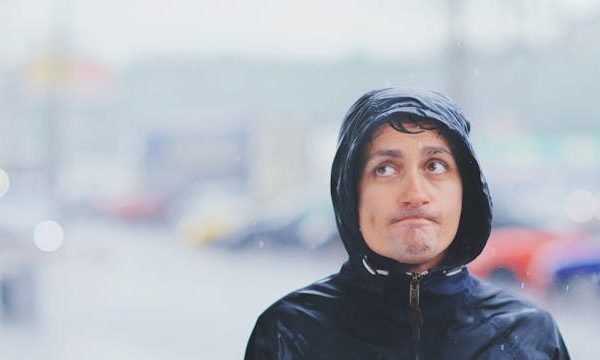 Para mojarnos menos bajo la lluvia, ¿es mejor caminar o correr?
