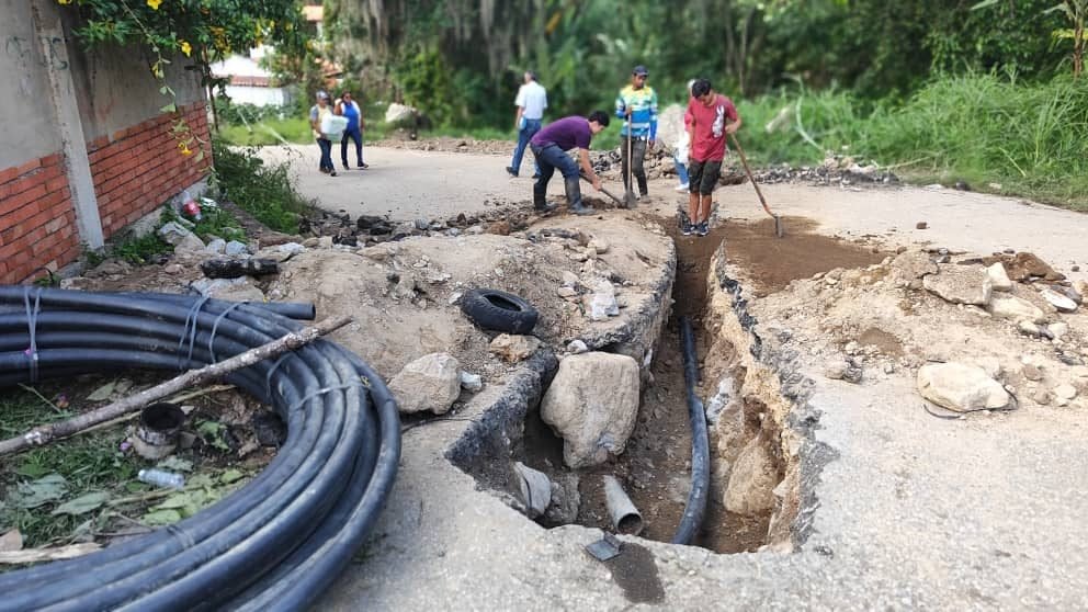 Restablecen el servicio de agua en el sector El Arenal en Mérida