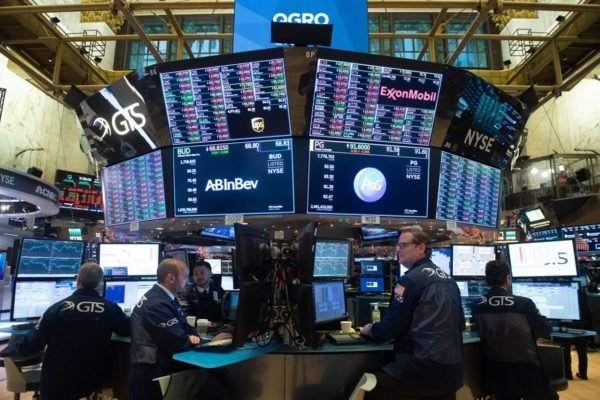 Wall Street cierra al alza y se acerca a nuevos récords