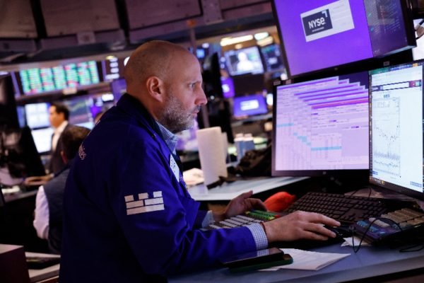 Wall Street cierra mixto tras decisión de la Fed y pendiente del conflicto entre Israel e Irán