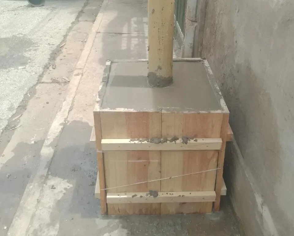 Alcaldía de Maneiro refuerza bases de postes deteriorados del municipio