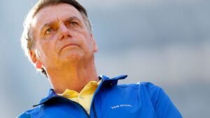 Allanan la casa del expresidente de Brasil Jair Bolsonaro y le ordenan usar tobillera electrónica