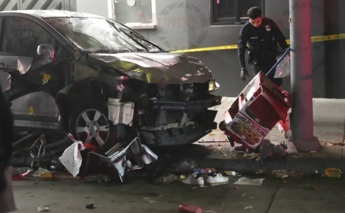 Auto embiste a multitud y 30 personas resultan gravemente heridas