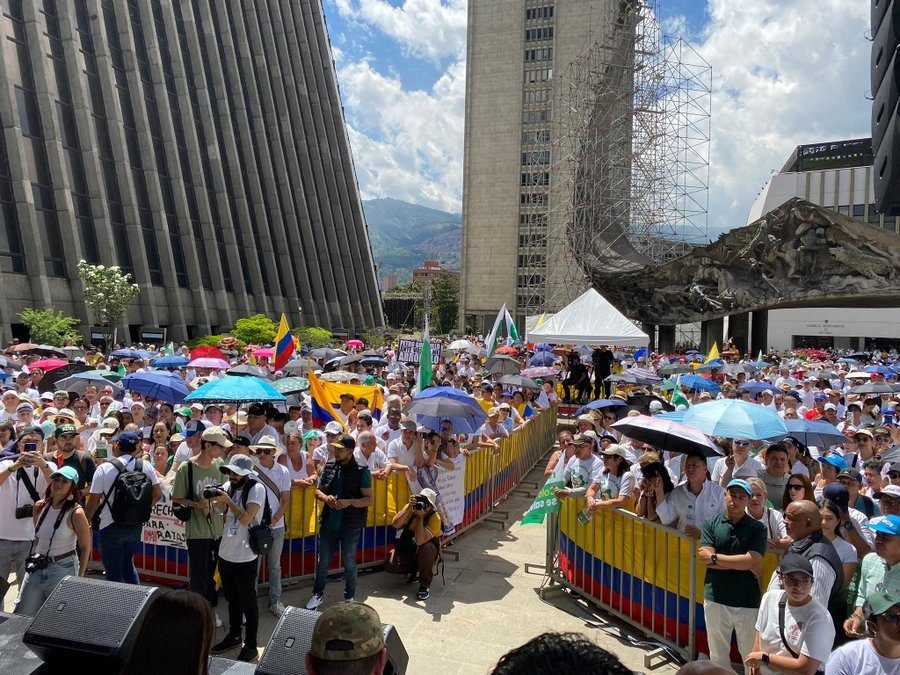 Avanza concentración en La Alpujarra contra "tarimazo" de Gustavo Petro