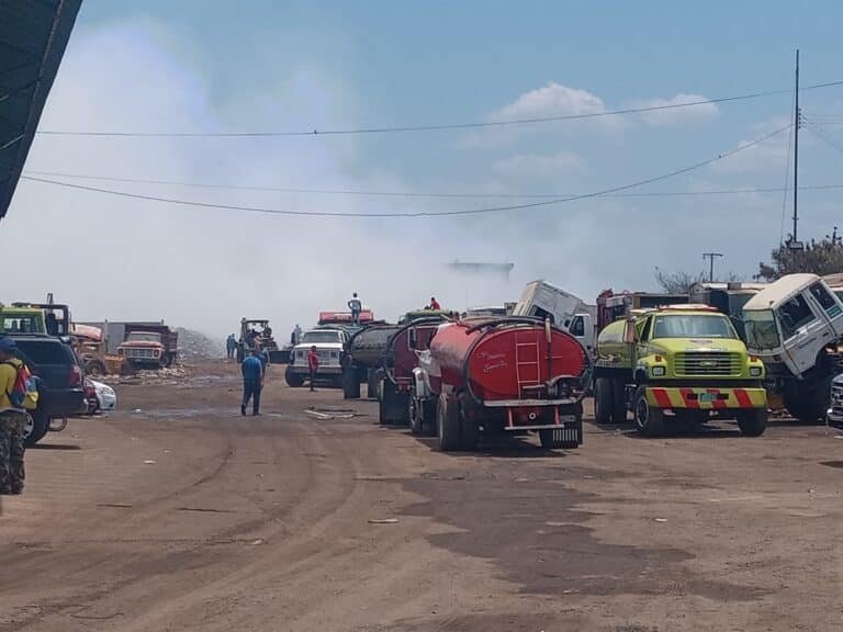 Bomberos de Maracaibo tienen más de 30 horas intentando apagar el fuego en Recimara