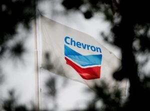 Chevron recibió nueva licencia "restringida" para operar en Venezuela: Reuters
