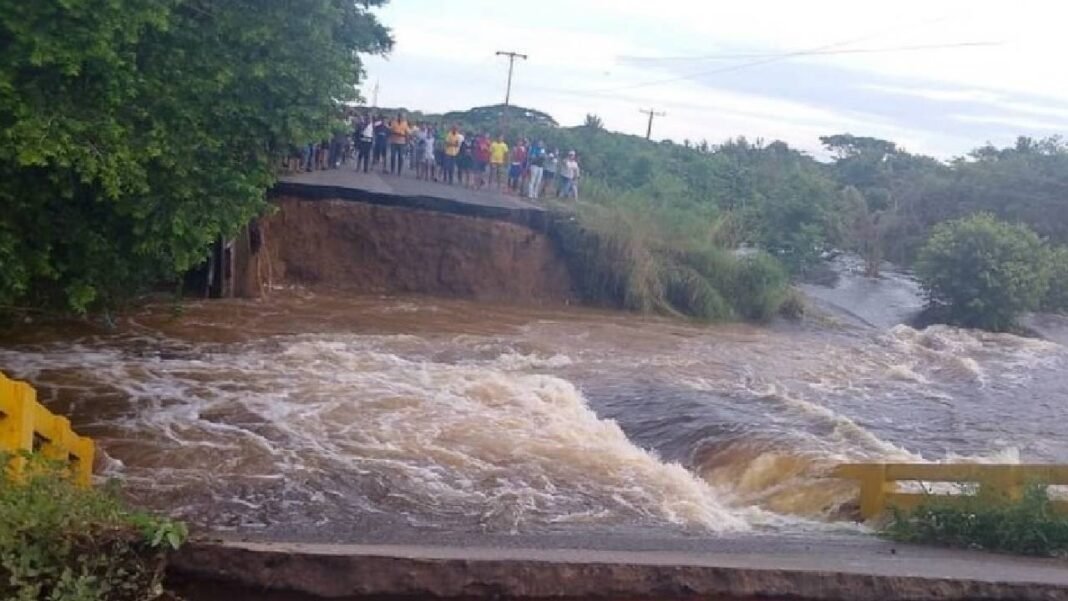 Colapsó el puente que comunica a la población de Bruzual con Mantecal en Apure