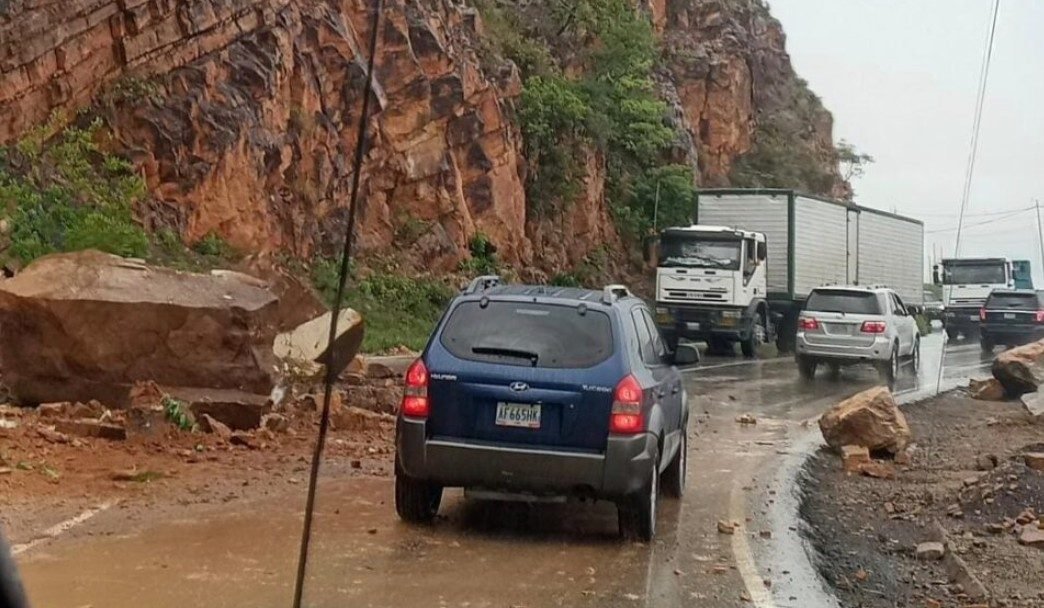 Deslizamiento de tierra afecta tránsito en varias zonas de Anzoátegui y Sucre