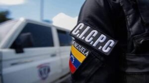 Detienen a dos hombres por tratar de extorsionar a mujer que se había tomado fotografías íntimas