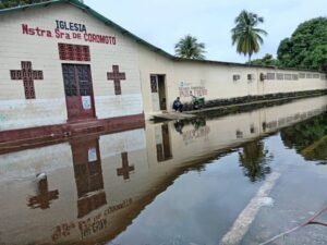 El Orinoco llegó a las puertas de la Escuela Radiofónica Paulo Freire en Puerto Ayacucho