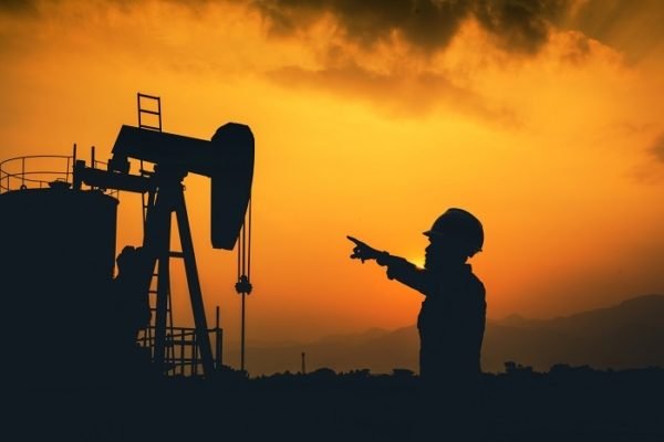 El petróleo en alza, impulsado por la suspensión de la cooperación iraní con la OIEA