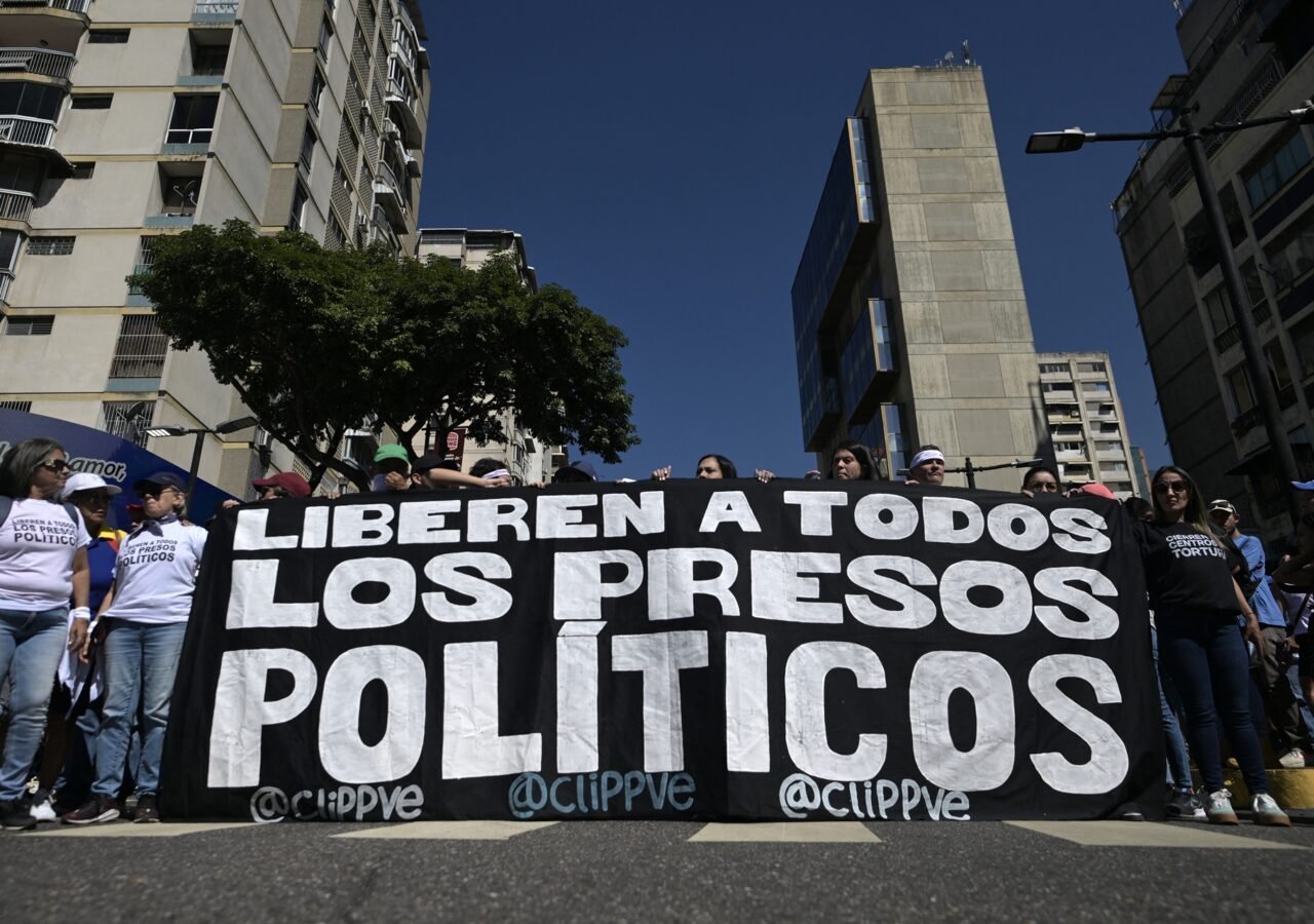 Excarcelan a 14 presos políticos tras el intercambio entre El Salvador, Venezuela y EE UU