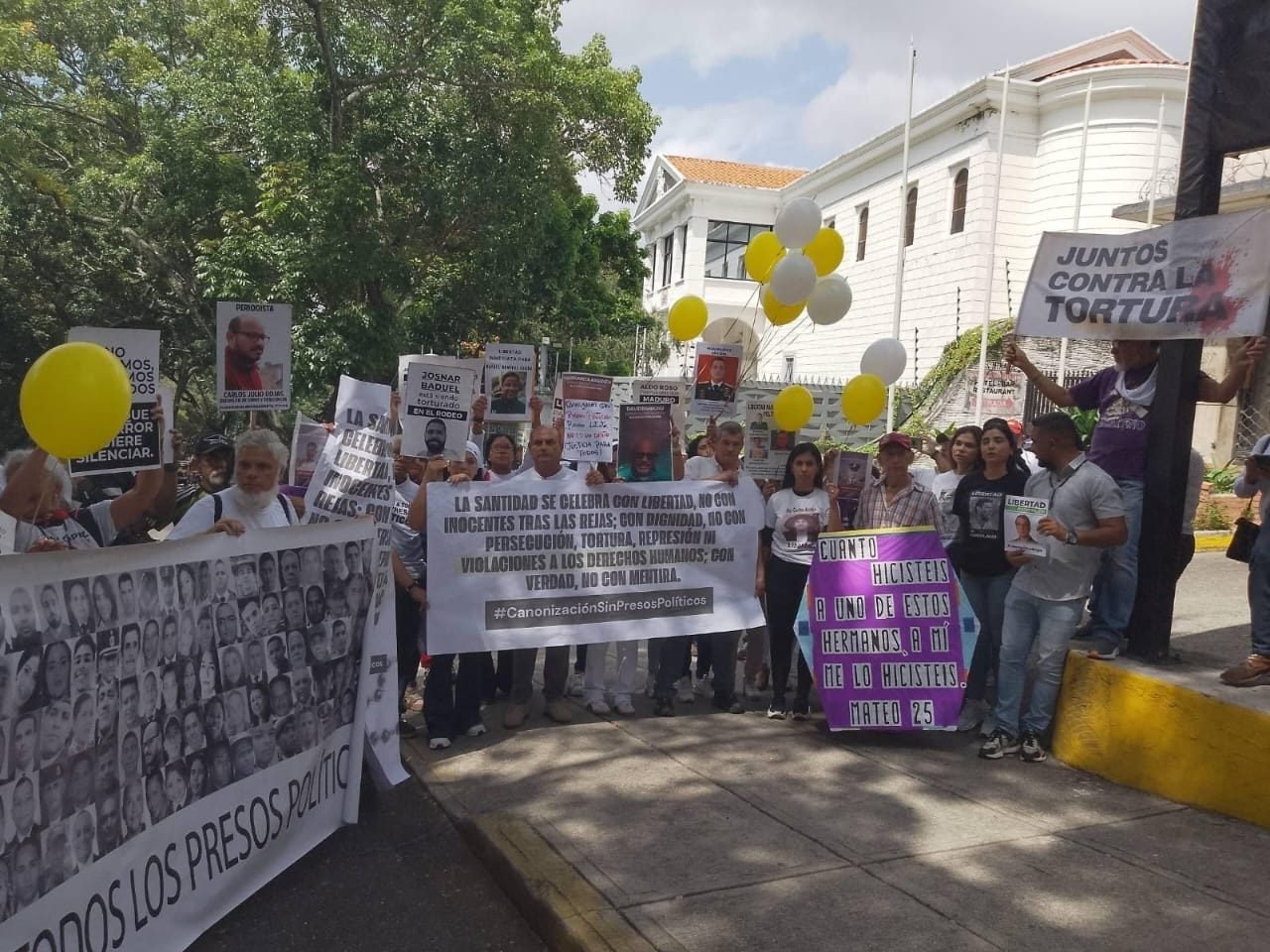 Familiares de presos políticos venezolanos piden al Vaticano interceder por su libertad