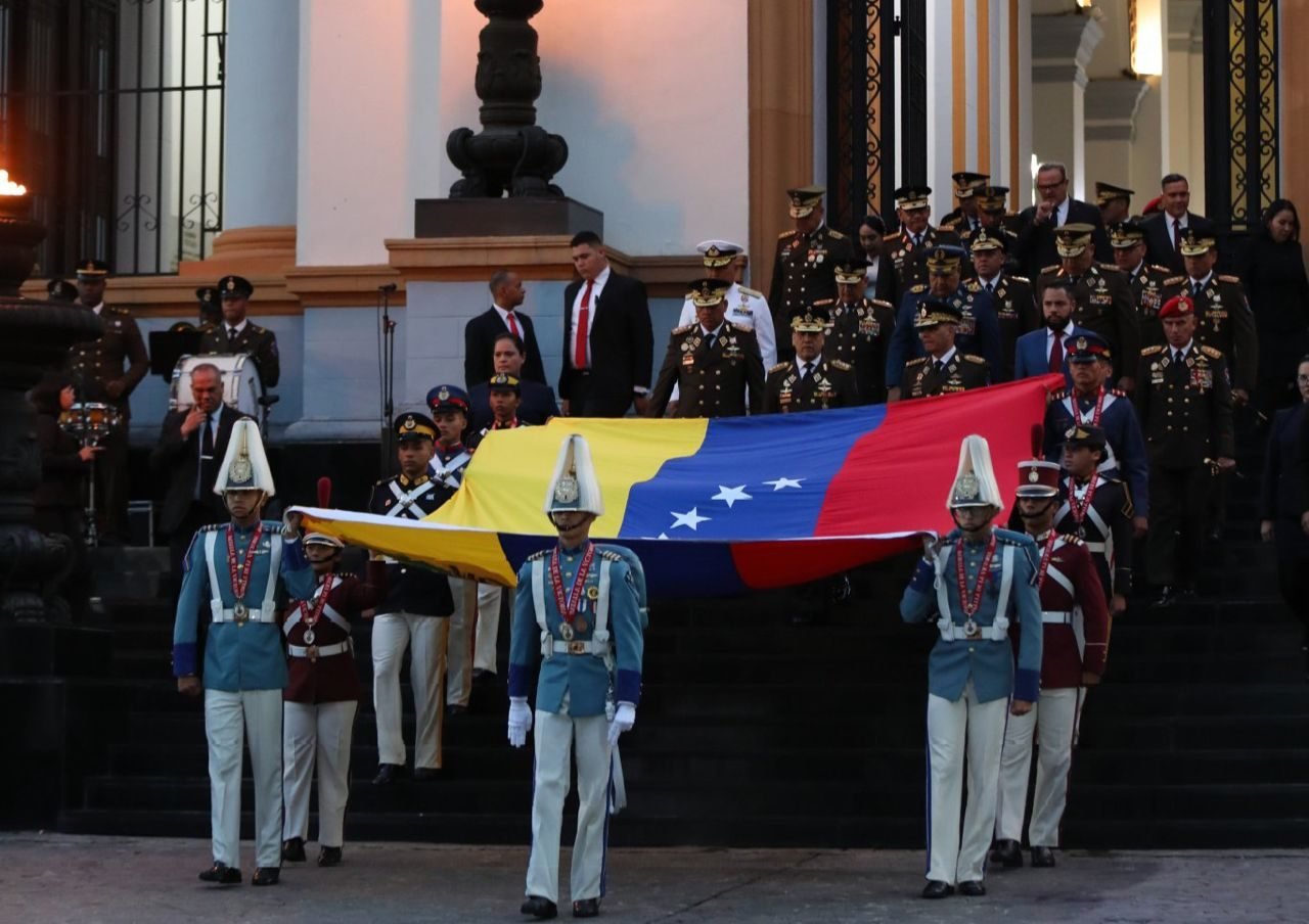 Gobierno iza bandera en el Panteón Nacional para iniciar actos del Día de la Independencia