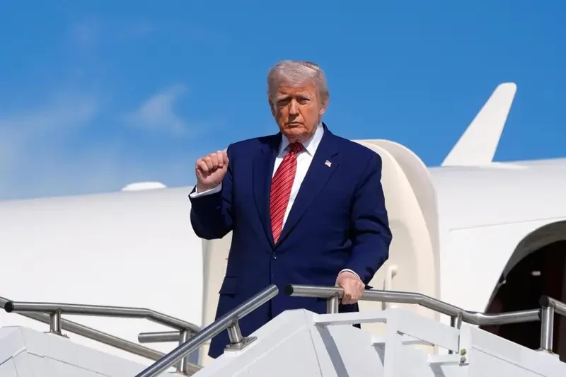 La Casa Blanca dice que Trump goza de buena salud tras mostrar moretones en una mano