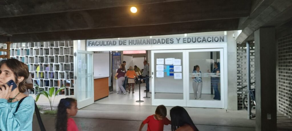 La UCV ha perdido entre el 44 y el 50% de los profesores debido a la "desalarización"