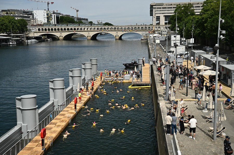 Los parisinos se dan un chapuzón histórico en el río Sena después de más de un siglo