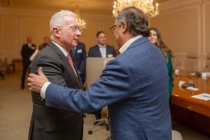 Petro responde a Uribe y le propone un "pacto de la verdad"