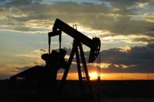 Petróleo de Texas sube 3,75%, entre acuerdos comerciales y presión de Trump sobre Rusia