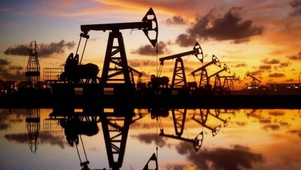 Precios del petróleo caen ante posible exceso de oferta y temores sobre aranceles
