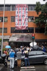 Sujetos encapuchados ingresan al Colegio Nacional de Periodistas en Caracas y rompen pancarta colocada el pasado viernes