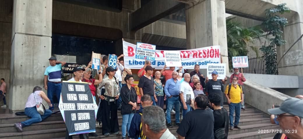 Trabajadores manifestaron frente a la Defensoría del Pueblo contra la "represión" y violaciones a la libertad de expresión