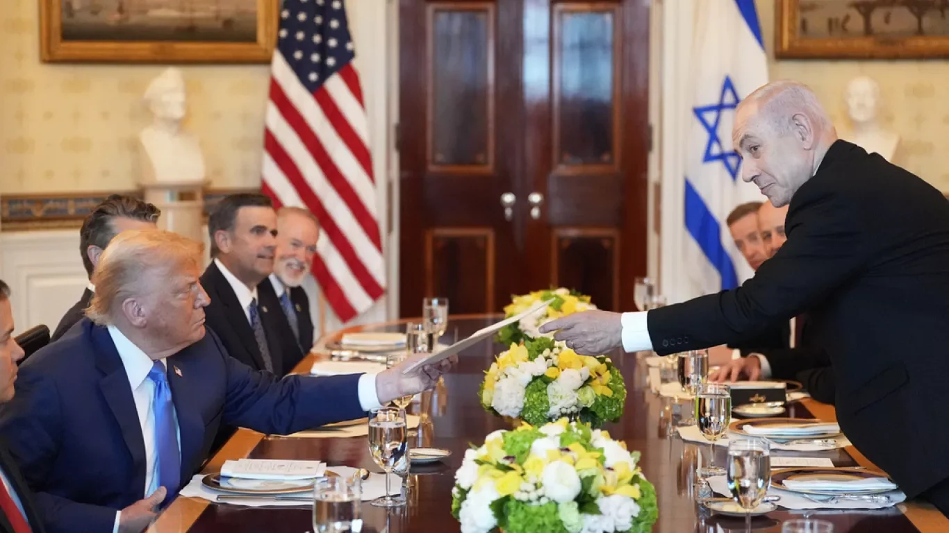 Trump y Netanyahu exploran la tregua en Gaza e insisten en el desplazamiento de palestinos