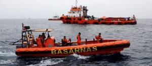 Un barco naufraga en Indonesia y hay 11 desaparecidos
