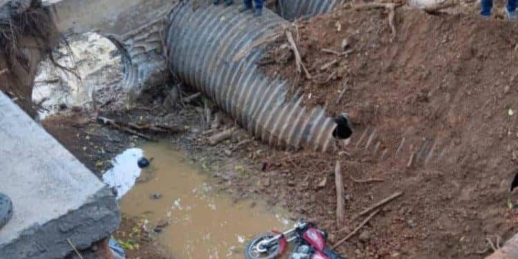 Un hombre falleció y su hija resultó herida al caer en un alcantarillado colapsado por las lluvias