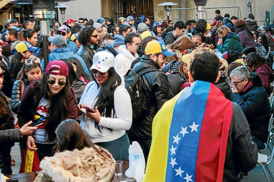 Venezolanos en Chile rechazan declaración de diputado sobre la arepa y el ron: "Es burlesco"