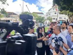 presentan candidatura de Leonardo Canache para el 27J