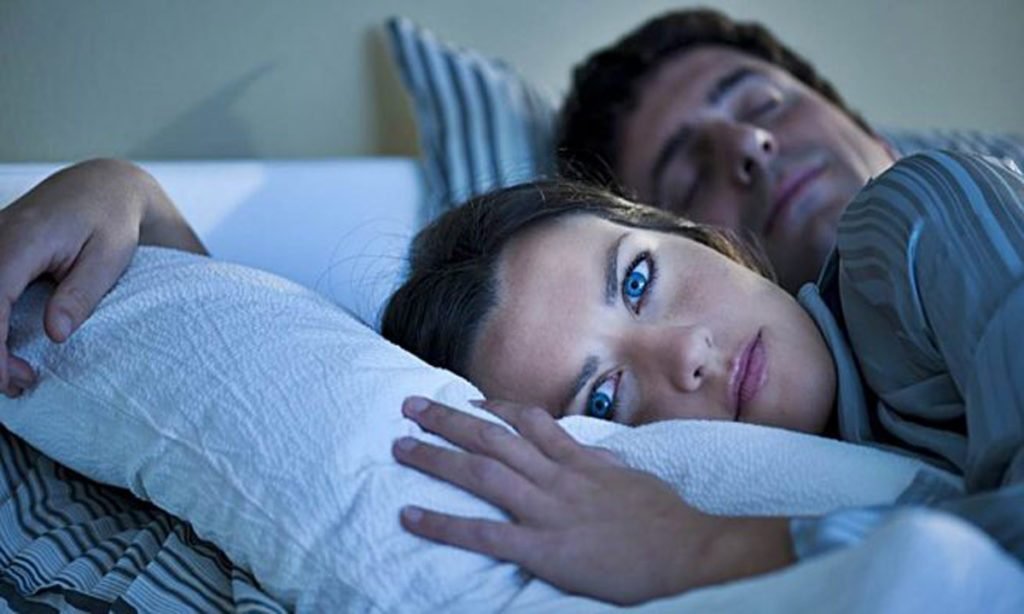 ¿Podemos dormir con los ojos abiertos?