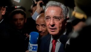 Condenan a Álvaro Uribe a 12 años de prisión: se ordena detención domiciliaria