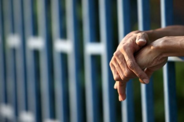 Detienen en España a un santero que recetaba a sus pacientes sexo con él para curarse