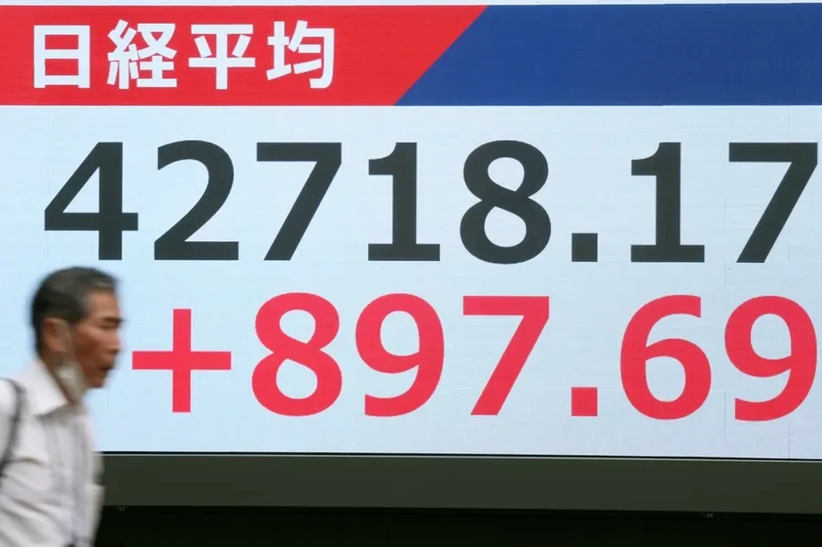 El Nikkei supera por primera vez los 43.000 puntos aupado por los máximos en Wall Street