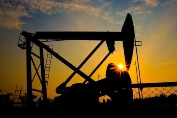 El petróleo Texas cae 2,40% tras reconsiderar los operadores la prima de riesgo en Rusia