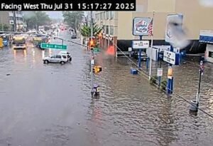 Inundaciones colapsan carreteras y afectan vuelos en Nueva York y Washington