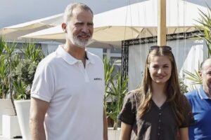 La princesa Leonor visita por sorpresa el club náutico de Palma acompañada por el rey