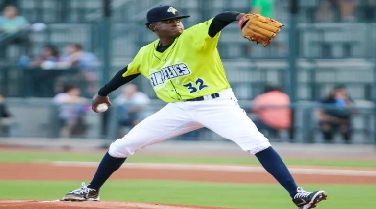Lanzador criollo Luinder Ávila subió con Kansas City