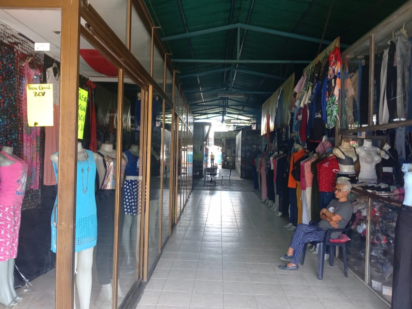 Mercado de Las Pulgas en Barquisimeto trabaja a "media máquina" por fallas en infraestructura y vialidad
