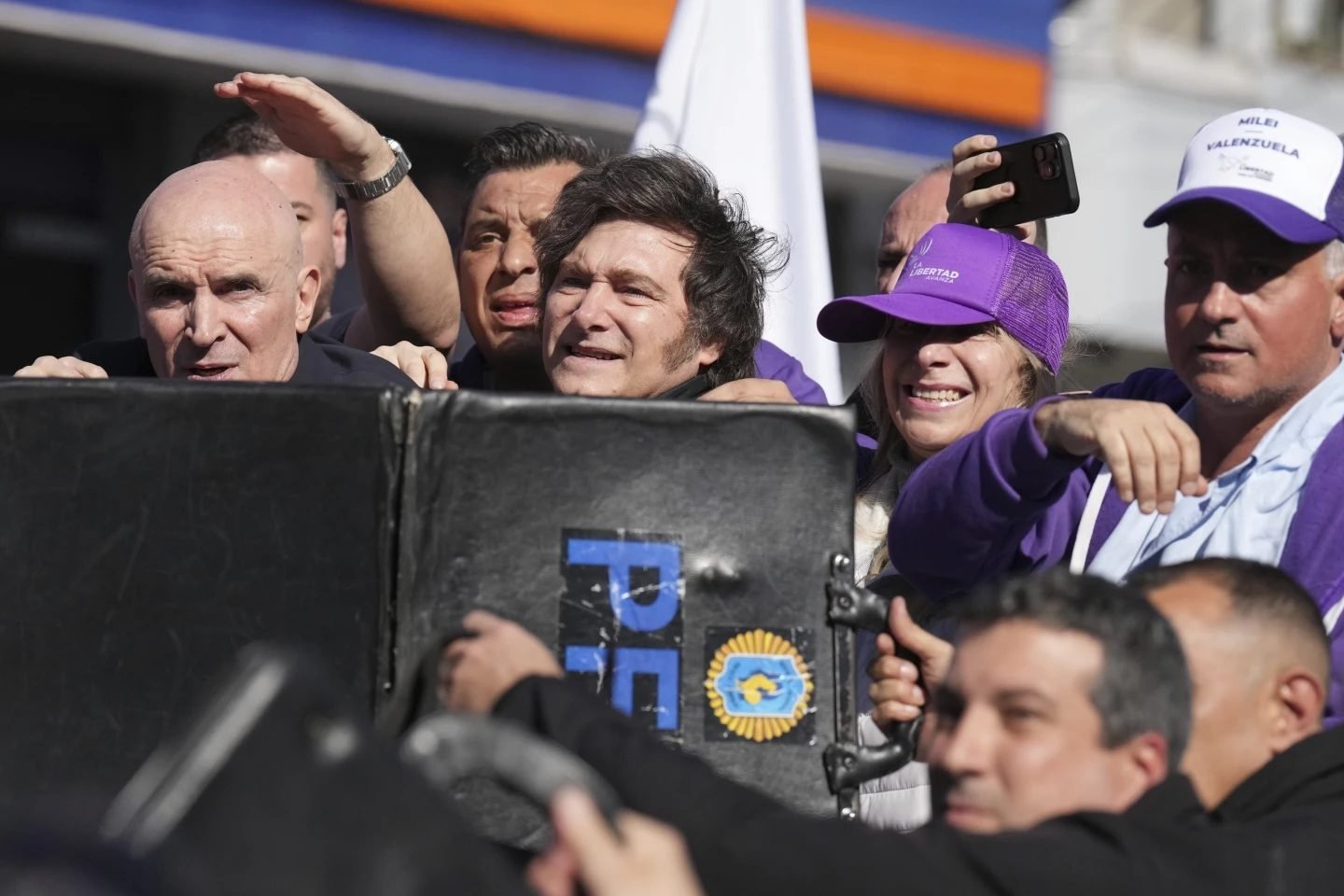 Milei fue evacuado de un acto electoral por incidentes con manifestantes opositores