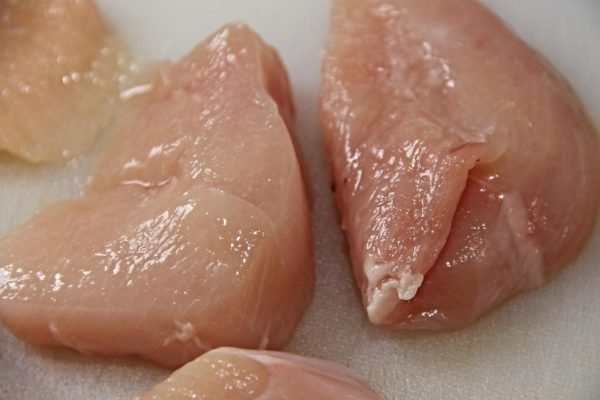 Se han "mantenido los precios estables" de la carne de pollo y el sector garantiza el abastecimiento