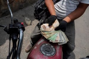 ¿En cuánto cotizará el dólar oficial el lunes 4 de agosto?