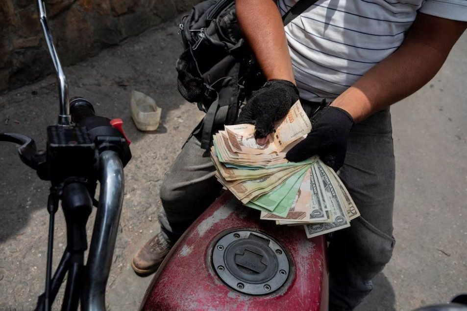 ¿En cuánto cotizará el dólar oficial el lunes 4 de agosto?